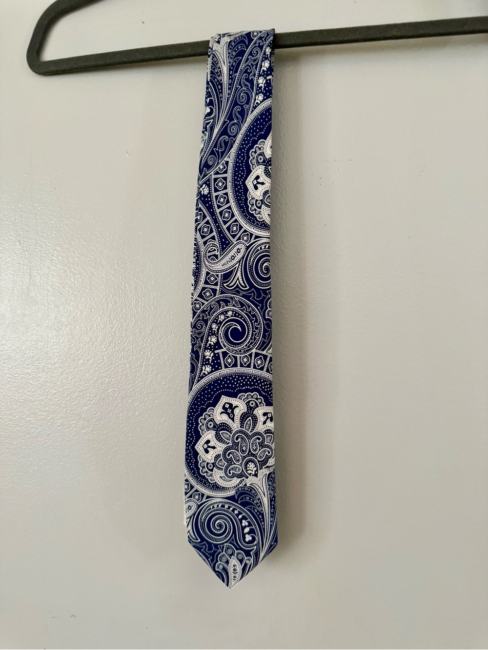 MICHAEL KORS Men's Navy Blue & White Paisley Silk Blend Necktie - Classic Width